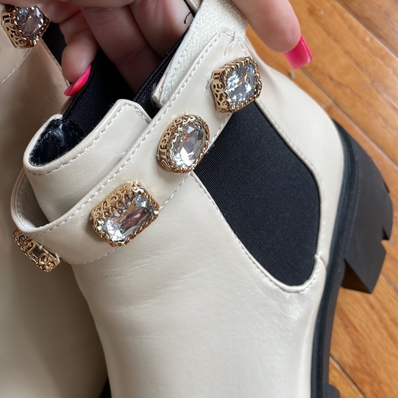 Cream boots - Picture 3 of 4